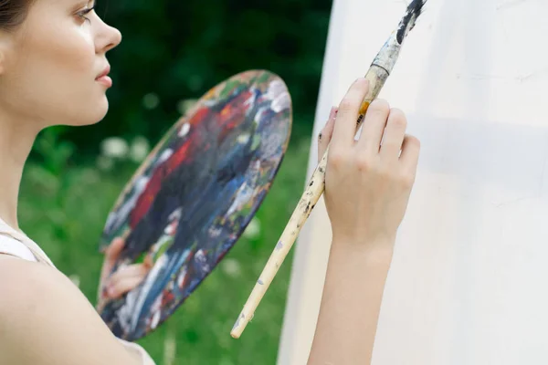 Žena umělec maluje paleta stojan příroda kresba — Stock fotografie
