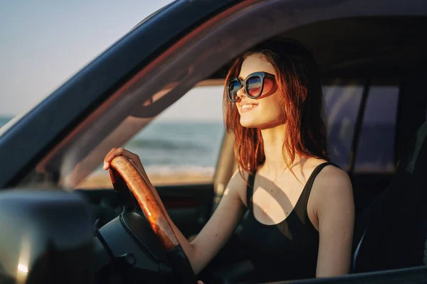 Hübsche Frau mit Sonnenbrille beim Autofahren — Stockfoto