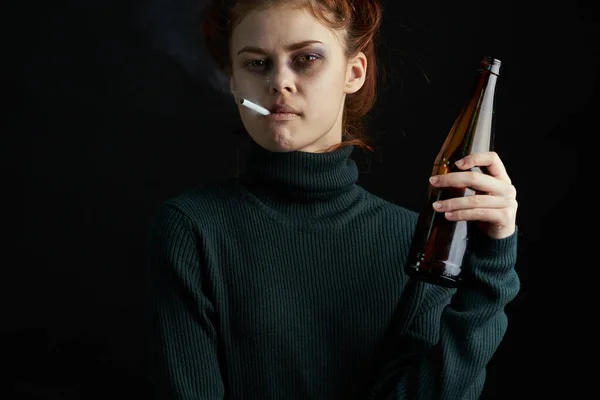 Mulher com garrafa de álcool contusões sob os olhos alterações depressão fundo escuro — Fotografia de Stock