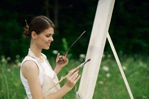 Γυναίκα σε εξωτερικούς χώρους ζωγραφίσει μια εικόνα τοπίο χόμπι δημιουργική — Φωτογραφία Αρχείου