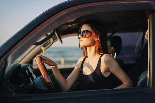 Fröhliche Frau mit Sonnenbrille auf Autofahrt — Stockfoto