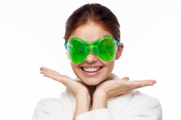 веселая женщина в белом халате уход за лицом омоложение подъема