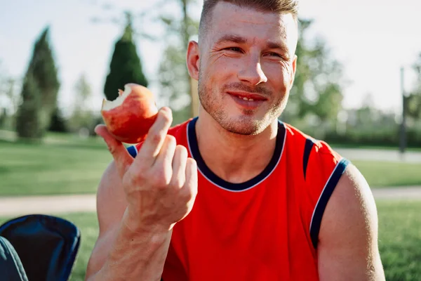 Uomo sportivo seduto sulla panchina fitness allenamento stile di vita — Foto Stock