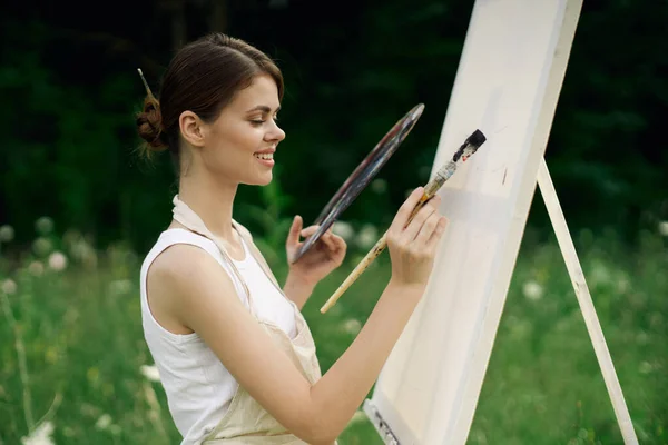 Künstlerin mit Farbpalette zeichnet Staffelei Natur Hobby — Stockfoto