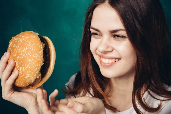 Kobieta jedzenie hamburger fast food przekąska zbliżenie — Zdjęcie stockowe