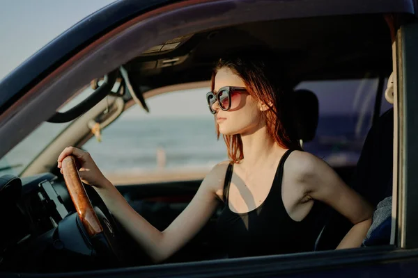 ผู้หญิงที่มีความสุขในแว่นตากันแดด ขับรถท่องเที่ยว — ภาพถ่ายสต็อก