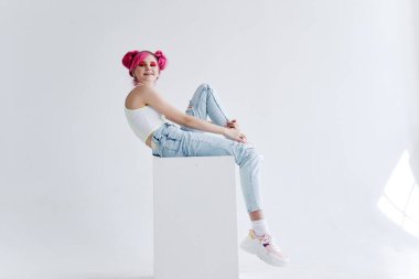 Neşeli kadın. Parlak kozmetik partisi. Yaşam tarzı eğlenceli tasarım.