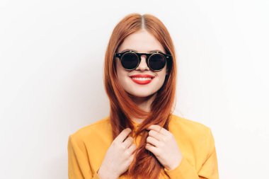 Güneş gözlüğü takan şık bir kadın. Kırmızı dudaklar.