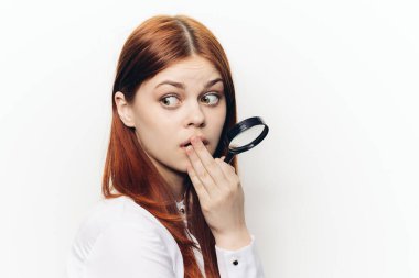 Beyaz gömlekli neşeli kadın el arama aracında.