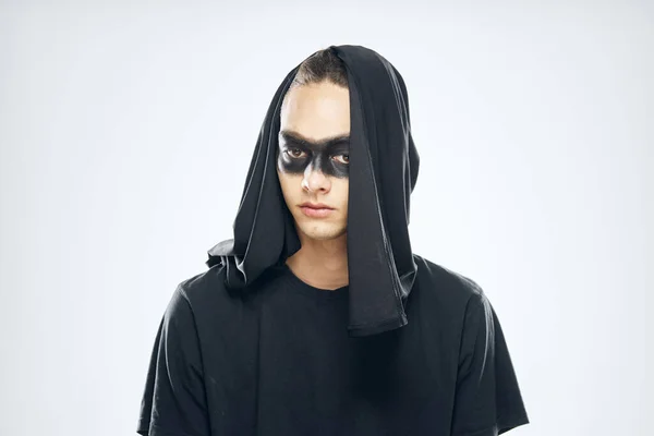 Ein Mann in einer schwarzen Maske Halloween Kostüm Gespenst dunklen Hintergrund — Stockfoto