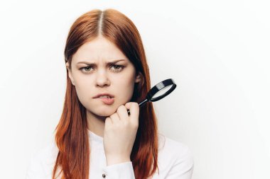 Beyaz gömlekli neşeli kadın el arama aracında.