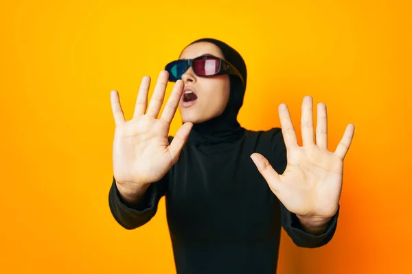Allegra donna in hijab nero popcorn 3D occhiali cinema giallo sfondo — Foto Stock