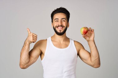 Sakallı adam ellerde elma sağlıklı yiyecekler izole edilmiş arka plan