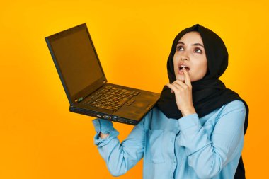 Müslüman dizüstü bilgisayar teknolojisi İnternet stüdyo yaşam tarzı