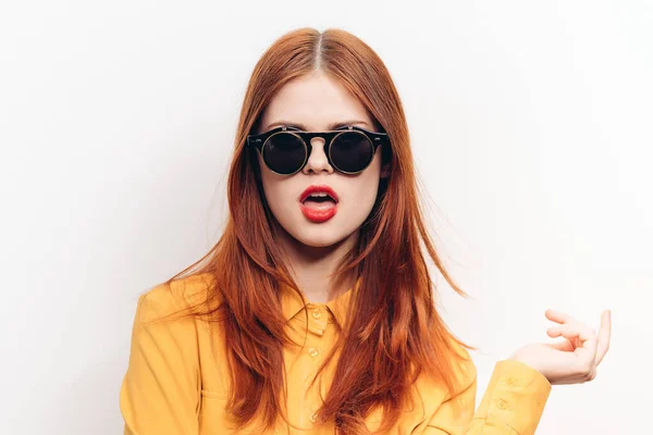 Mujer de moda con gafas de sol labios rojos encanto — Foto de Stock