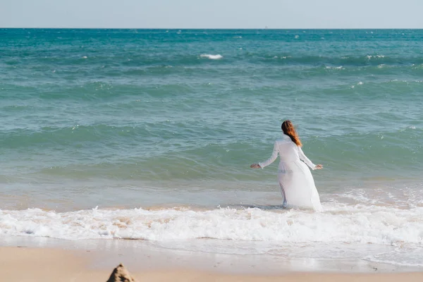 Frau in weißem Kleid spaziert auf Ozeaninsel — Stockfoto