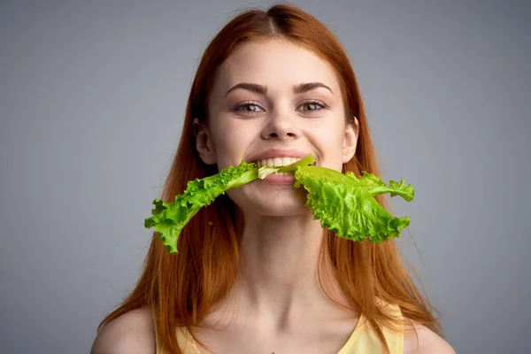 Жінка з листям салату здорове харчування дієти спосіб життя — стокове фото