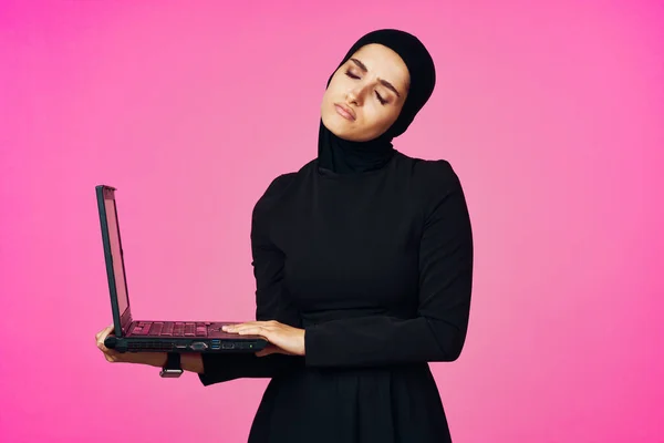 身披黑头巾的穆斯林女性笔记本电脑科技互联网生意 — 图库照片