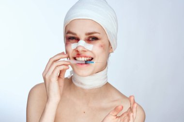 Kadın hasta estetik ameliyat çıplak omuzlar hafif arka plan