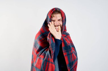 Hasta adam, hoşnutsuzluğa ihanet ederek sığındı.