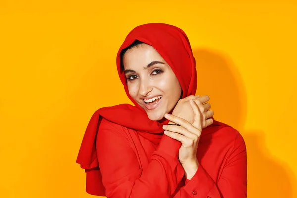 Mulher em hijab vermelho alegria lazer posando moda amarelo fundo — Fotografia de Stock