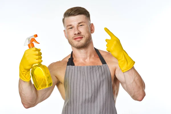 Pompowany człowiek w fartuchu z gumowymi rękawiczkami detergenty — Zdjęcie stockowe