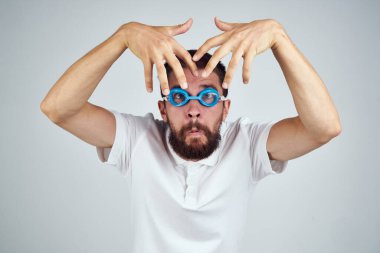 Yüzme duyguları için sakallı adam gözlükleri.