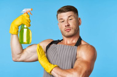 Önlüklü, şişkin vücutlu bir adam deterjan temizleyicisi.