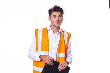 Turuncu şapkalı adam inşaat işinde çalışıyor.