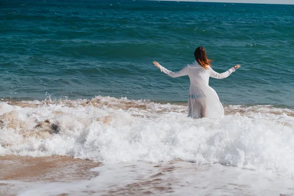 Mujer en vestido blanco libertad caminar en la isla del océano —  Fotos de Stock