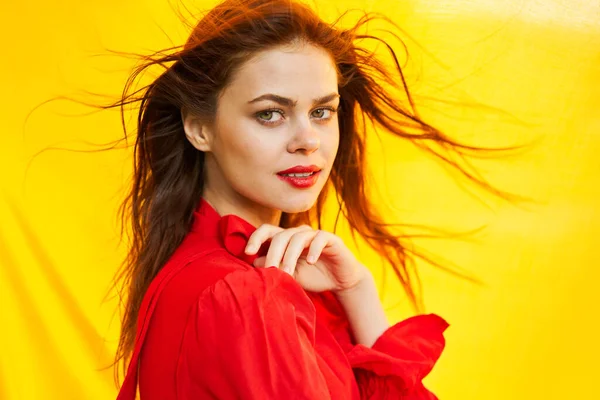 Mulher em vestido vermelho posando natureza tecido amarelo — Fotografia de Stock