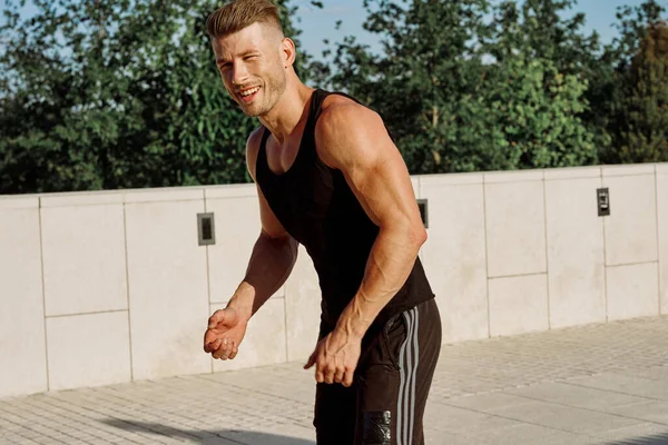 남자 운동 선수 가 옥외 건강 동기 부여 근육을 운동 — 스톡 사진