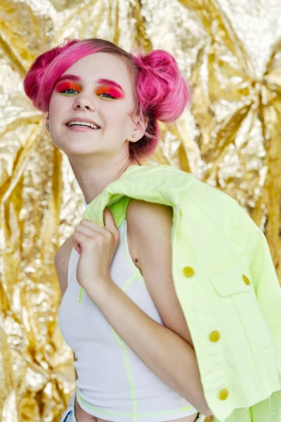 Atractiva mujer con el pelo rosa brillante maquillaje sonrisa — Foto de Stock