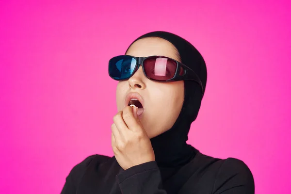 Мусульманка жінка розважальна кіно попкорн моди ізольований фон — стокове фото