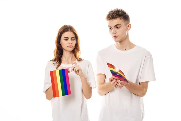 Unga par lgbt flagga transpersoner gemenskapen ljus bakgrund — Stockfoto