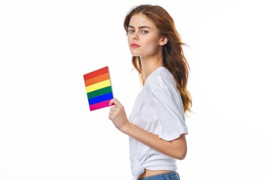 lgbt bayrağı taşıyan kadın cinsiyet değiştirme topluluğunun aydınlık arka planı