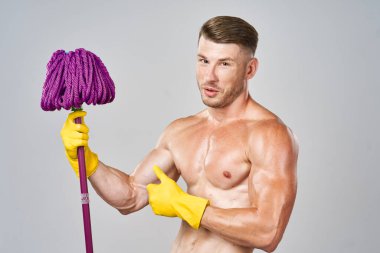 Gövdesi şişmiş atletik bir adam elleriyle poz veriyor.