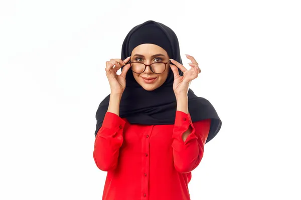 Мусульманская женщина с черным хиджабом подарки праздник крупным планом — стоковое фото
