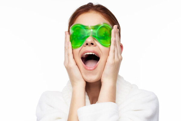 веселая женщина в белом халате уход за лицом омоложение подъема