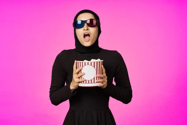Mujer árabe entretenimiento cine palomitas de maíz moda púrpura fondo — Foto de Stock