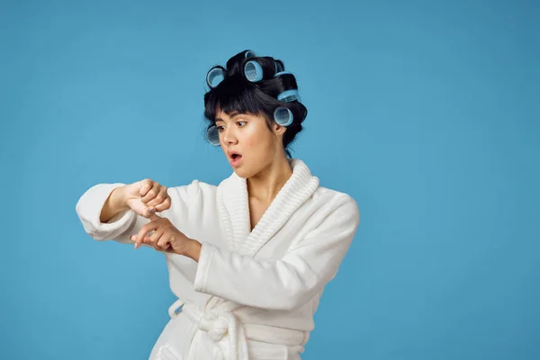 Ibu rumah tangga dengan curlers di kepalanya membersihkan pekerjaan rumah tangga — Stok Foto