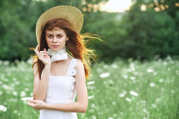 Hezká žena v klobouku chodit příroda představovat módu — Stock fotografie