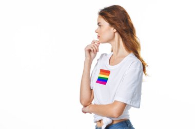 Beyaz tişört giyen kadın lgbt bayrak mucidi topluluğu