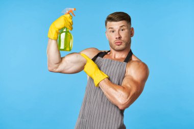 Önlüklü, şişkin vücutlu bir adam deterjan temizleyicisi.