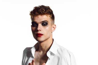 Erkek makyajı çapraz giyinen Lgbt topluluğu poz veriyor.