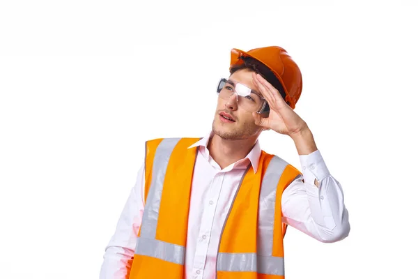 Hombre en el trabajo uniforme casco naranja seguridad trabajo profesional — Foto de Stock