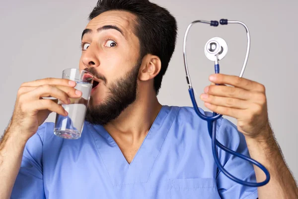 Medico nutrizionista vetro di salute dell'acqua primo piano stetoscopio — Foto Stock