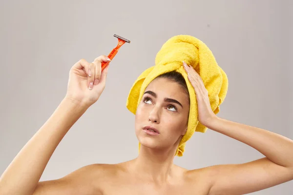 Wanita cantik dengan handuk kuning di kepalanya bercukur — Stok Foto