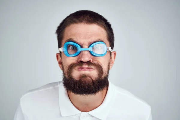 Man in goggles for swimming in a white shirt emotions close-up — Stock Photo, Image