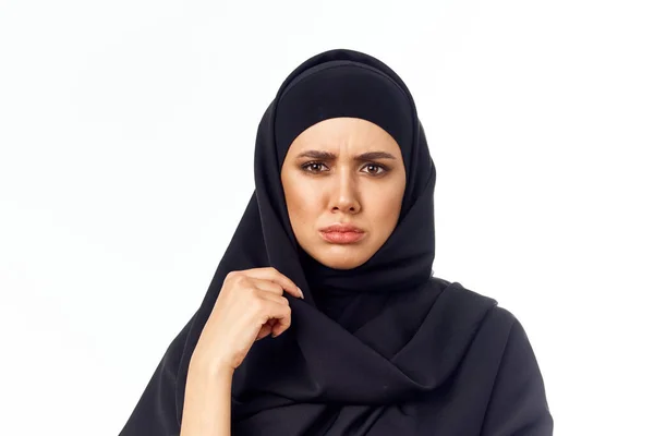 穆斯林妇女带着黑色头巾礼物外出度假特写镜头 — 图库照片